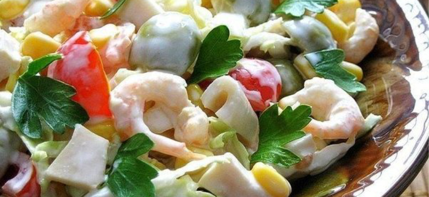 salat s krevetkami kalmarami olivkami i kukuruzoj